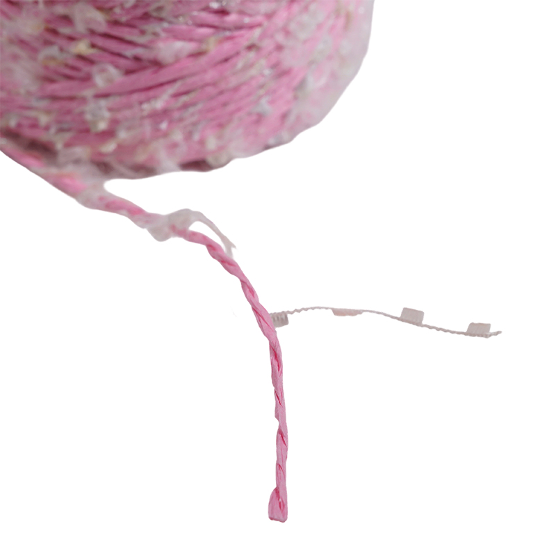 Hilo de papel mezclado con hilo de plumas